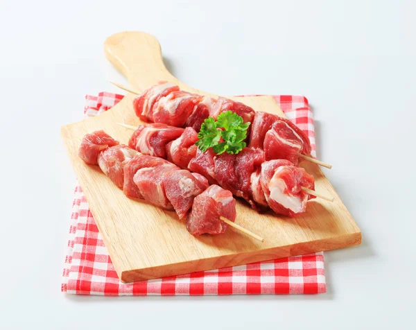 Raw pork skewers — Stock Photo, Image