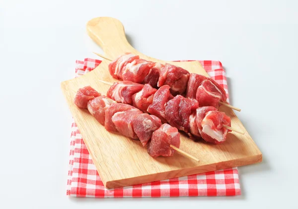 Raw pork skewers — Stock Photo, Image