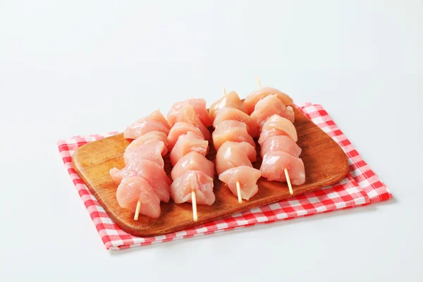 Szaszłyki z kurczaka surowego — Zdjęcie stockowe