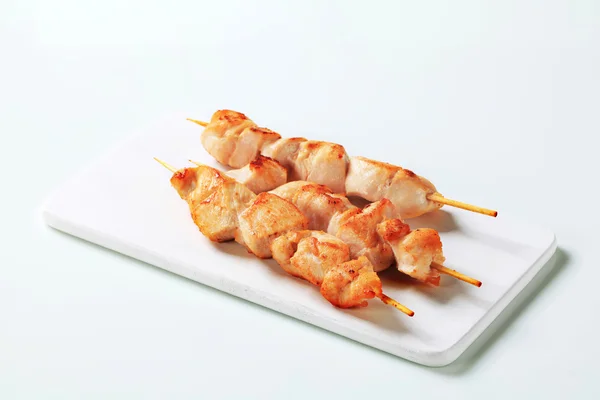 Chicken skewers on cutting board — Stock Photo, Image