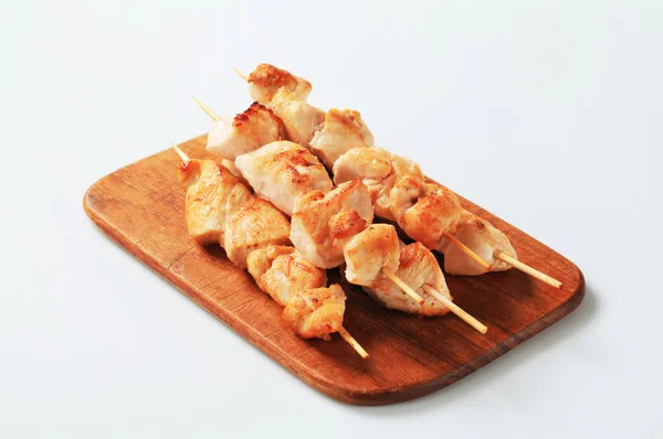 Chicken skewers on cutting board — Stock Photo, Image