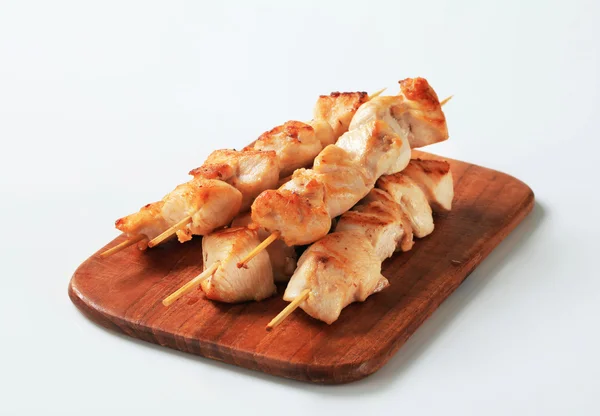 Chicken skewers on cutting board — Stock Photo, Image