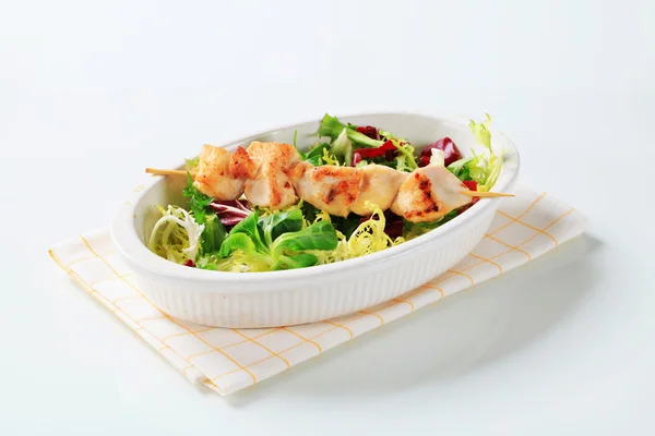 Espetos de frango e mistura de salada — Fotografia de Stock