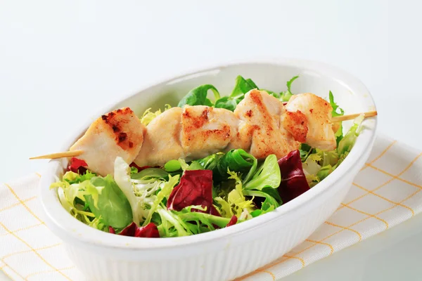 Chicken skewer and salad mix — Stock Photo, Image