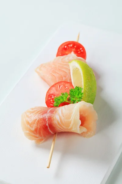 Raw fish skewer — Stock Photo, Image