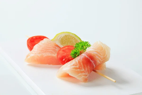 Raw fish skewer — Stock Photo, Image