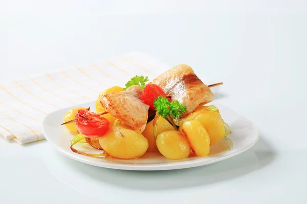Fish skewer and potatoes — Stock Photo, Image