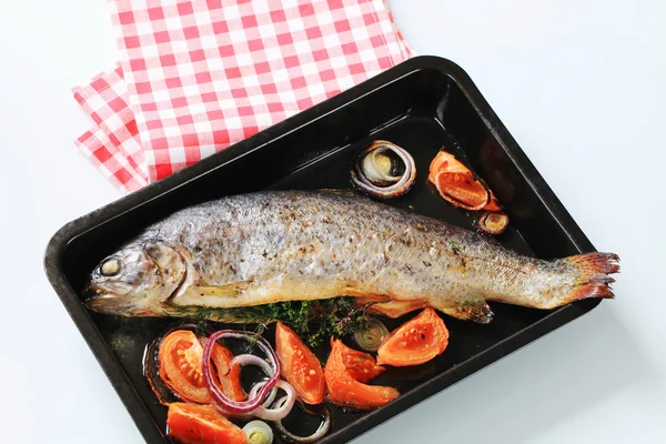 Fresh herb-stuffed trout and vegetable — Stock Photo, Image