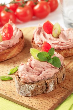 brood met vlees mousse