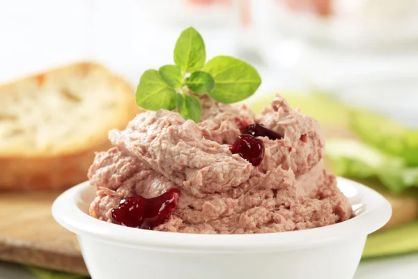 Vlees en lever spread met cranberry saus — Stockfoto