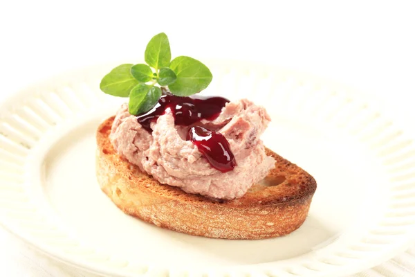 Geroosterd brood met tapenade — Stockfoto