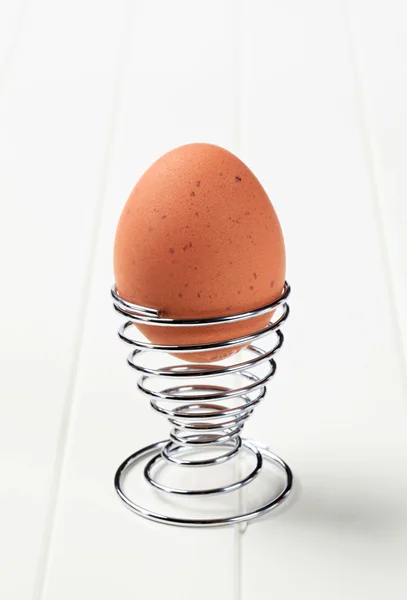 Яйце в сучасній чашці з спірального металу — стокове фото