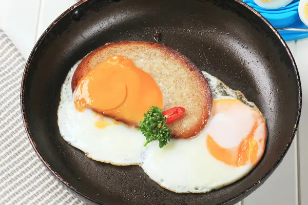Fried egg and bread — Stock Photo, Image