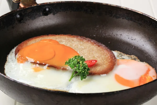 Jajko sadzone i chleb — Zdjęcie stockowe