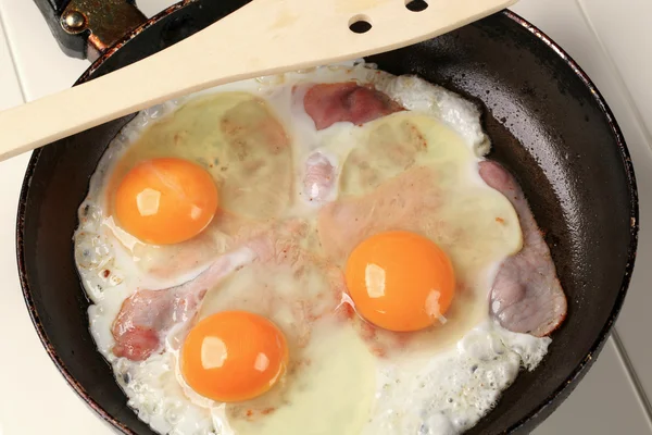 Voorbereiding van ham en eieren — Stockfoto