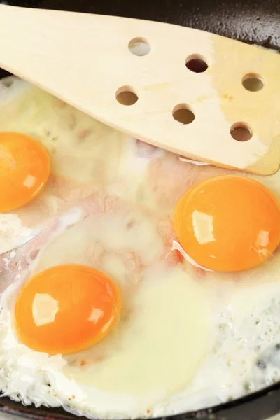 火腿和鸡蛋在平锅里煎 — 图库照片
