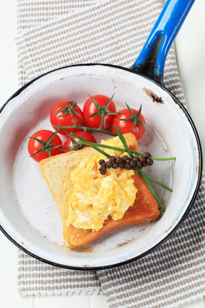 Scrambled eggs on toast — Stock Photo, Image