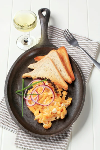 Scrambled eggs and toast — Stock Photo, Image