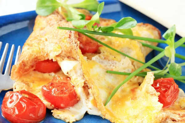 Egg omelet with tomatoes — Stock Photo, Image