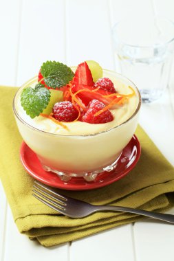 taze meyveli kremalı puding