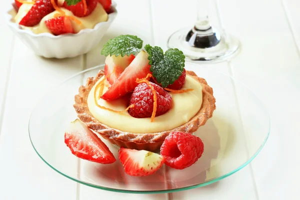 Custard tart with fruit — Stock Photo, Image