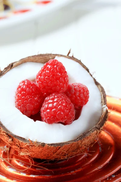 Coconut and raspberries — Stock Photo, Image