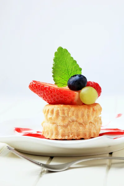 Pudding gefüllt Vol-au-vent mit Früchten — Stockfoto