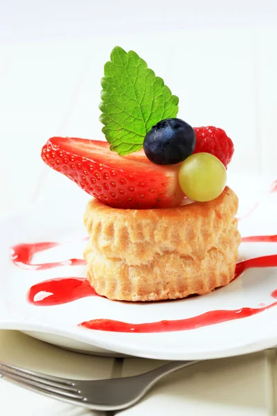 Vaniljsås fyllda vol-au-vent med frukt — Stockfoto