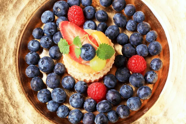 Vaniljsås fyllda vol-au-vent med frukt — Stockfoto