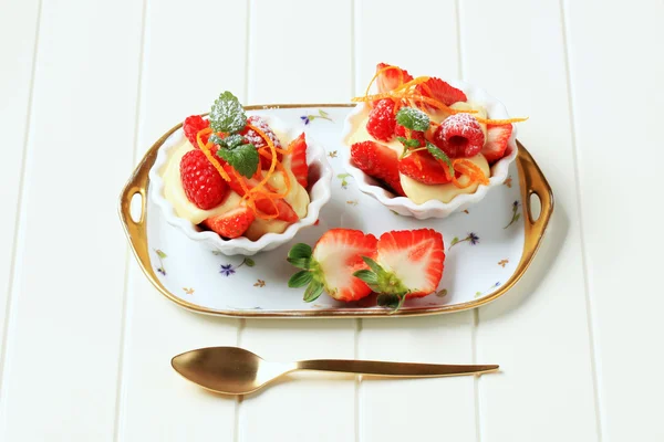 Creamy pudding and fresh fruit — Stock Photo, Image