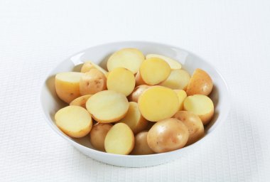 Yarıya unpeeled patates