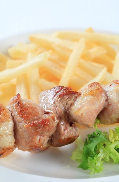 Spiedino di maiale con patatine fritte — Foto Stock