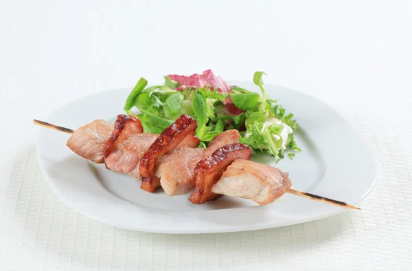 Varkensvlees brochette met groene salades — Stockfoto