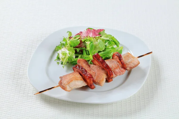 Varkensvlees brochette met groene salades — Stockfoto