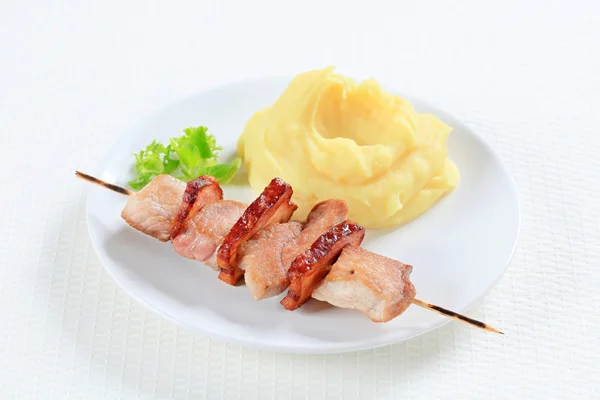 Pork skewer with mashed potato — Stock Photo, Image