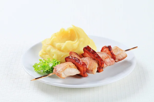 Varkensvlees brochette met aardappelpuree — Stockfoto