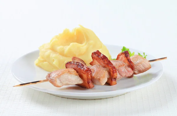 Pork skewer with mashed potato — Stock Photo, Image