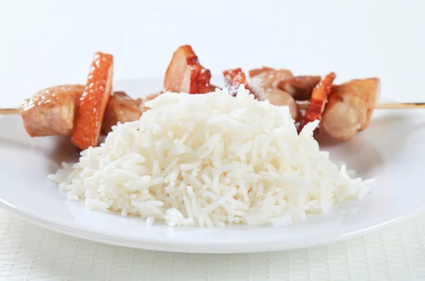 Brocheta de cerdo con arroz —  Fotos de Stock