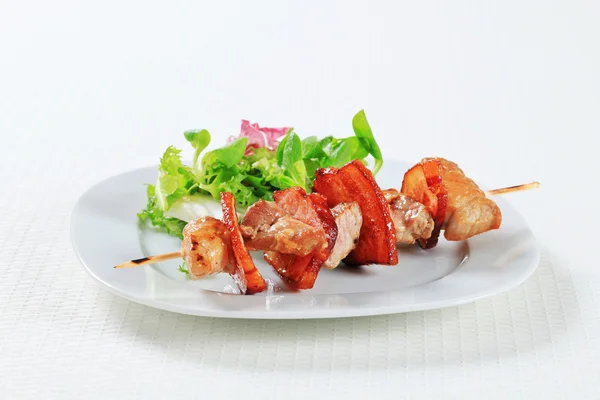 豚肉の串焼きグリーン サラダ — ストック写真