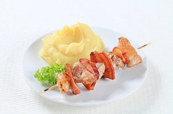 Pork skewer with mashed potato — Stock Photo, Image