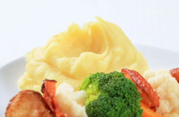 Vegetable skewer with mashed potato — Stock Photo, Image