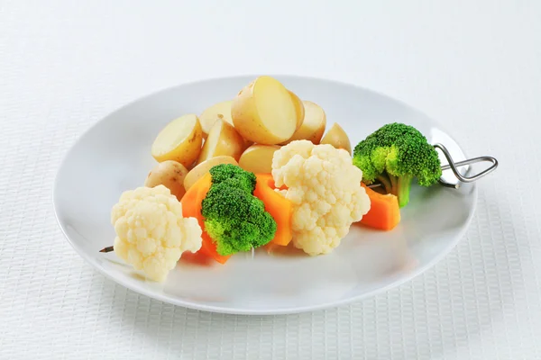 Plantaardige brochette met aardappelen — Stockfoto