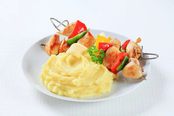 Hühnerspieße mit Kartoffelpüree — Stockfoto