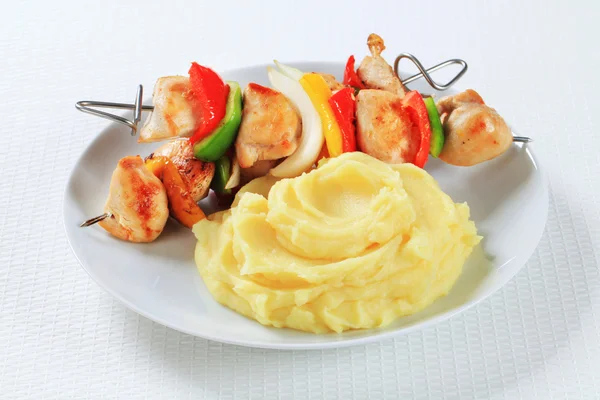 Chicken skewers with mashed potato — Stock Photo, Image