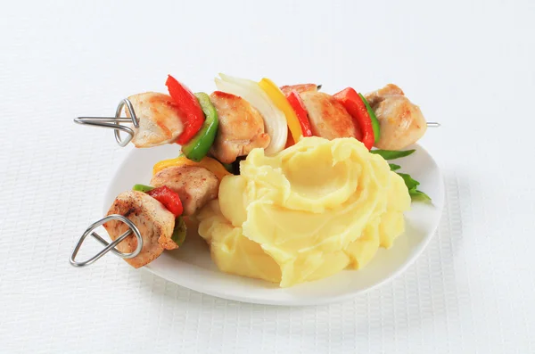 Brochettes de poulet avec purée de pommes de terre — Photo