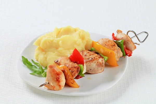 으깬된 감자와 닭 꼬치 — 스톡 사진