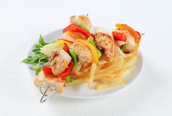 Kebab di pollo Shish con patatine fritte — Foto Stock