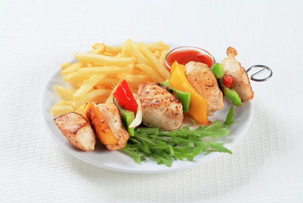 닭고기와 감자 튀김 시 케밥 — 스톡 사진