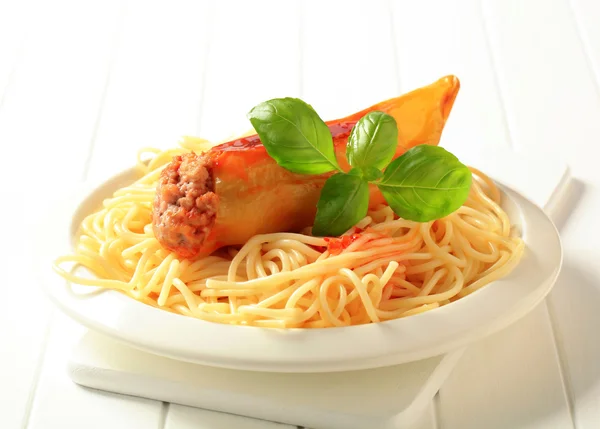 Stuffed pepper and spaghetti — Stock Photo, Image