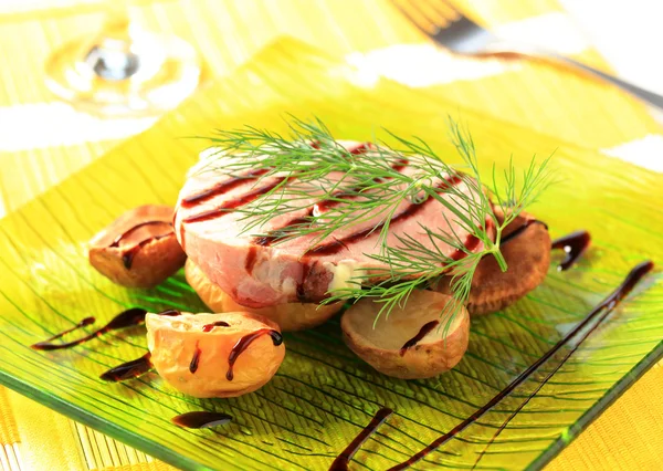 Sertésborda bélszín steak, sült burgonyával — Stock Fotó